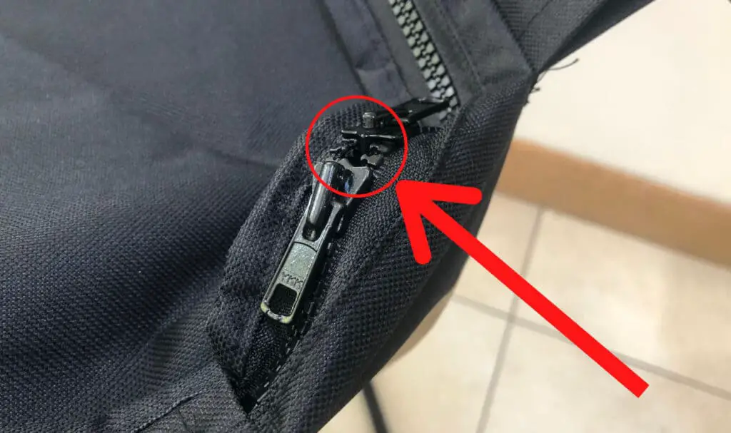 hole in urban worm bag zips